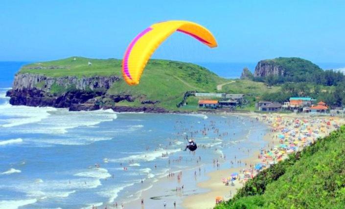 Kitnet S2 Em Torres-Rs - Na Mais Bela Praia Gaucha - Cozinha - Banheiro - Ar Condicionado - Tv Smart 32' - Wi-Fi - Estacionamento - Anfitria Superhost No Bnb Exteriér fotografie