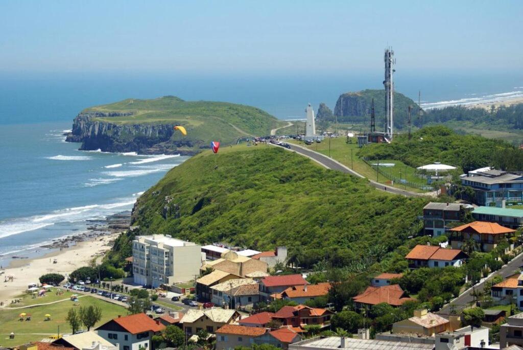 Kitnet S2 Em Torres-Rs - Na Mais Bela Praia Gaucha - Cozinha - Banheiro - Ar Condicionado - Tv Smart 32' - Wi-Fi - Estacionamento - Anfitria Superhost No Bnb Exteriér fotografie